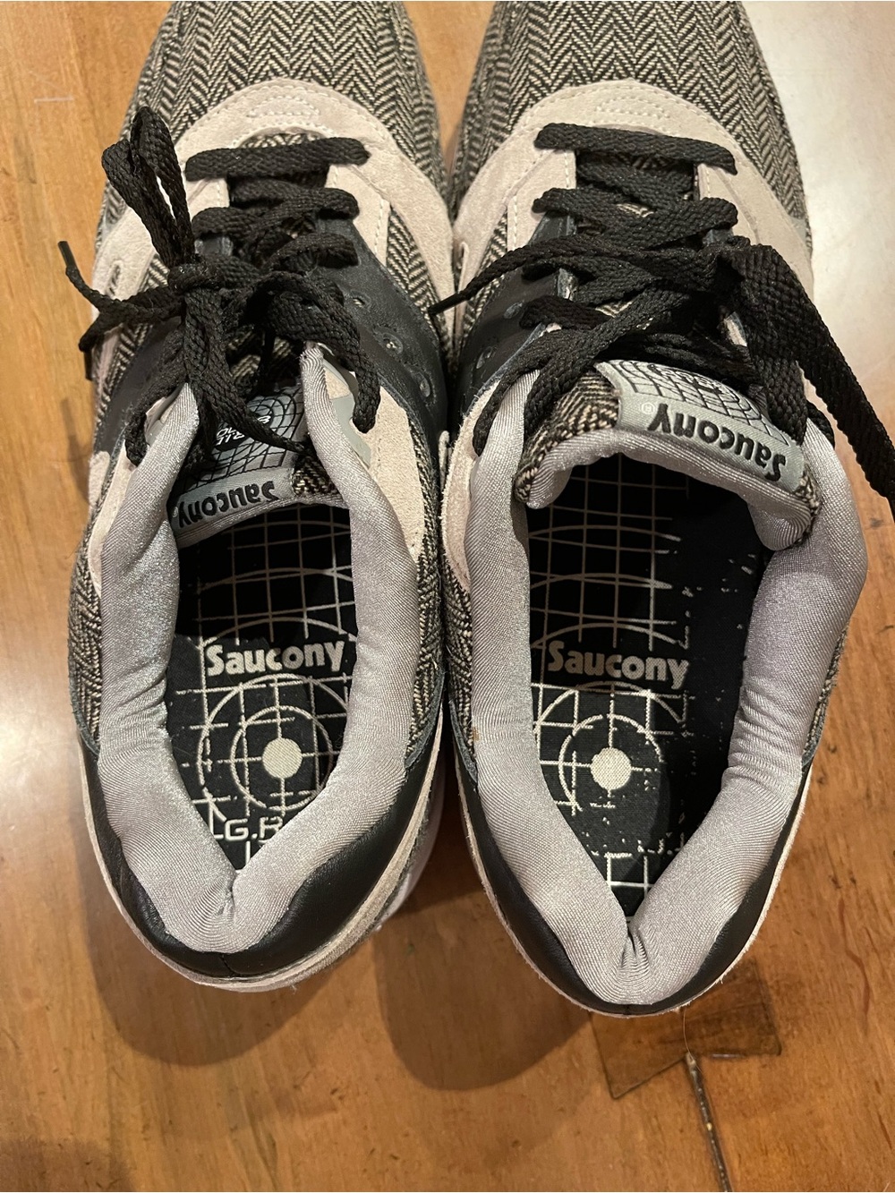 Saucony Men’s GRID 8000 Herringbone Black and Gray Sneakers - Picture 4 of 9